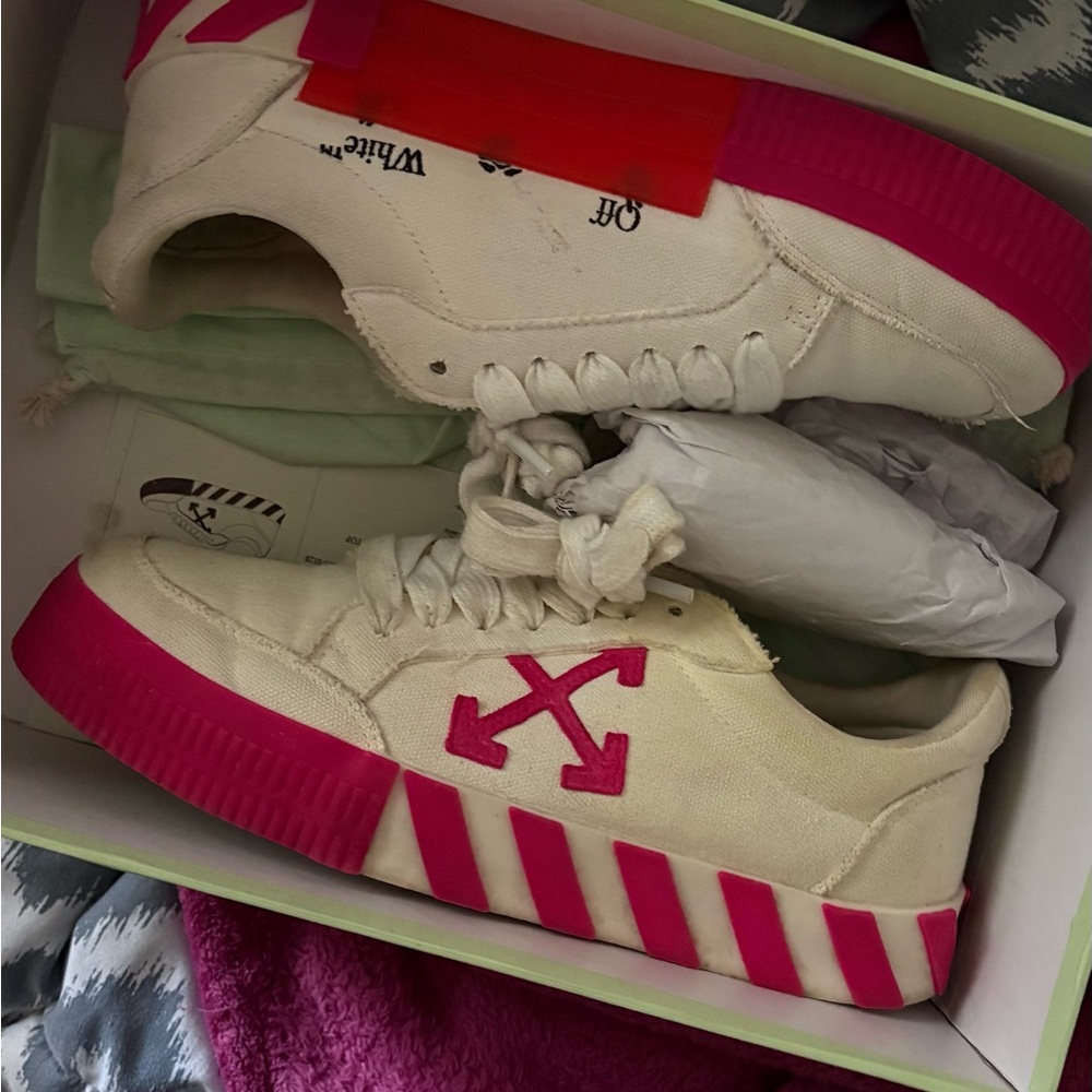 Off-White Cream and Pink Low-Top Sneakers